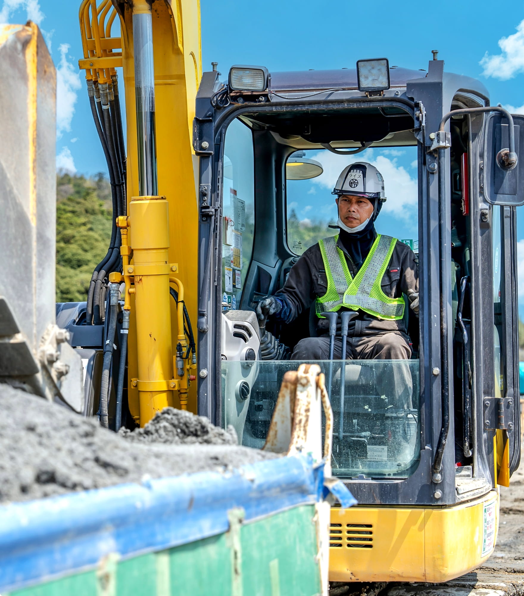 ショベルカーで作業をしている画像